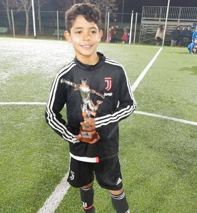 虽然贵为世界足坛最优秀球员的儿子,但是迷你罗却并