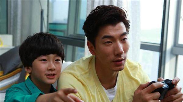 张亮带前妻子女同回别墅,一家四口温馨同框,网友猜测两人复婚_寇静