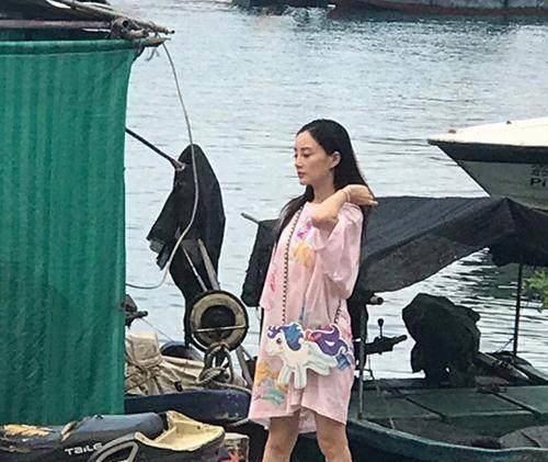李小璐随性打扮遭调侃,名牌穿出农村妇女的时尚感?_贾乃亮_衣服_pgone