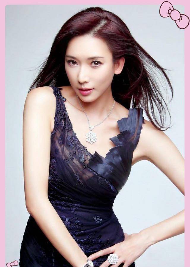 林志玲最早出道的时候,满满的青春少女,身穿u字的花裙,搭配小卷长发