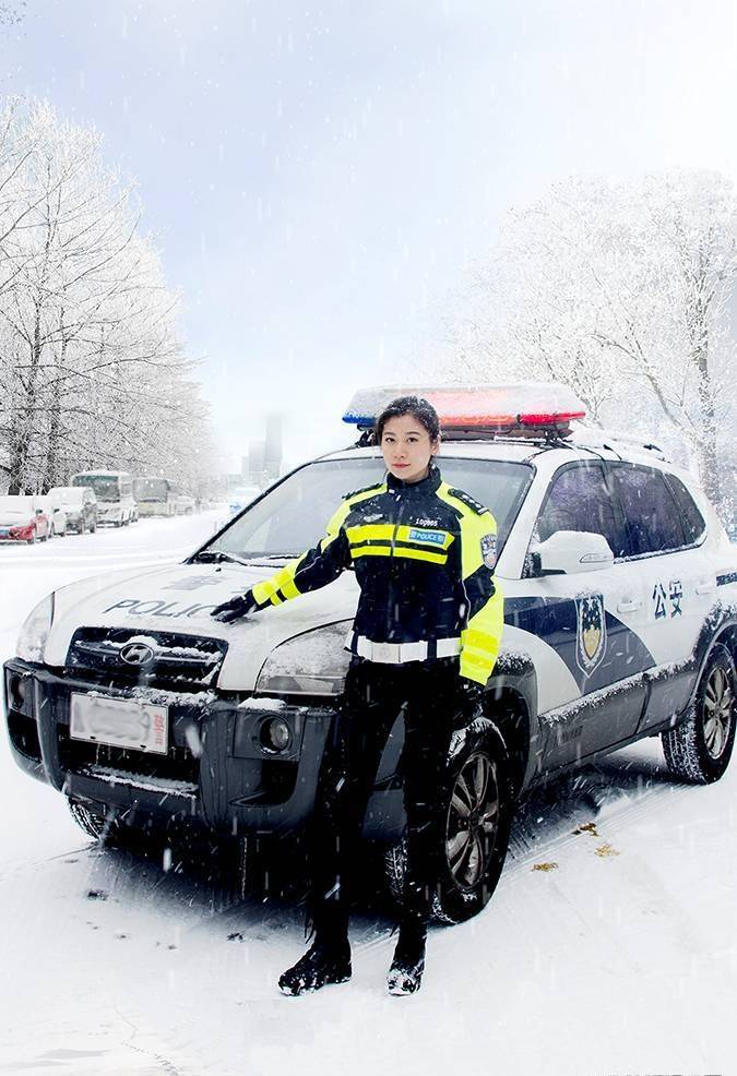 陕西最美女交警因走路姿势优雅,像模特一样,就该被指责妒忌吗?