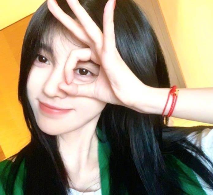 鞠婧祎常见的拍照角度几乎没有变化,要么就是下巴斜对角仰拍,要么就是