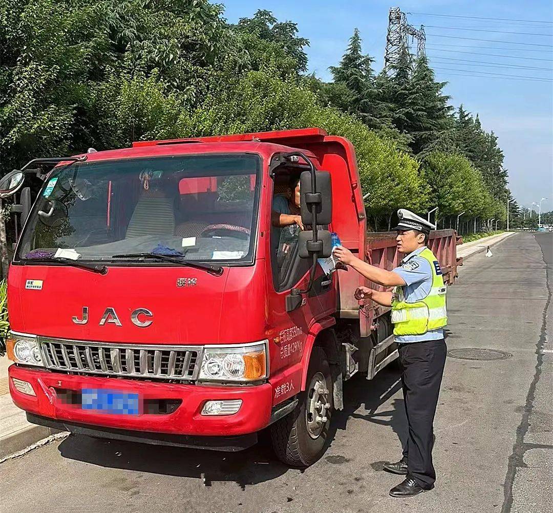 烈日道路中,有他们响亮的口哨声三门峡公安永不止步保护群众安全守护