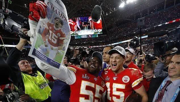 男子花5万元买超级碗门票,坐在座位上睡觉,网友:你真有钱_比赛_直播