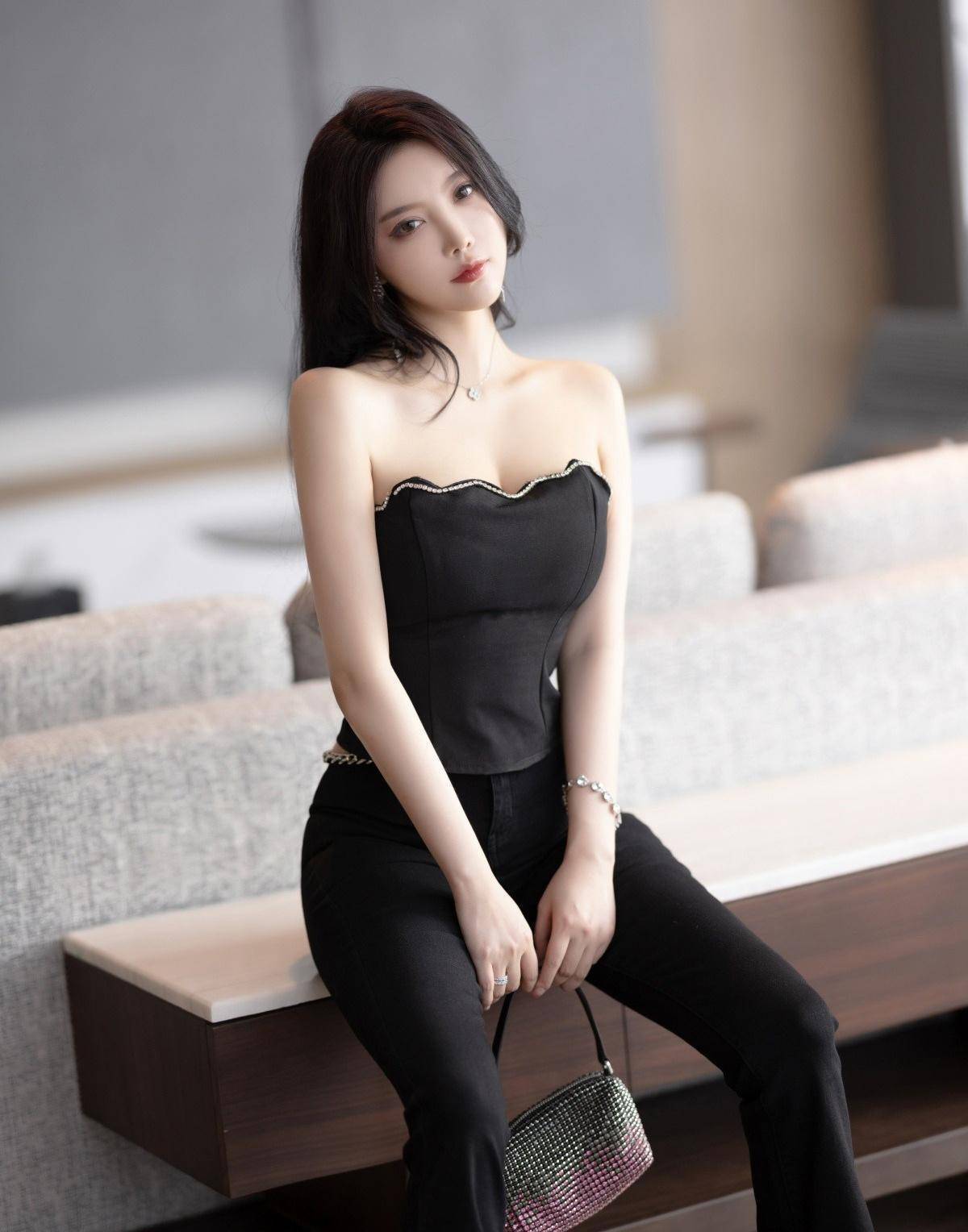 杨晨晨的时尚穿搭法则:黑色露肩上衣配上性感的修身裤!