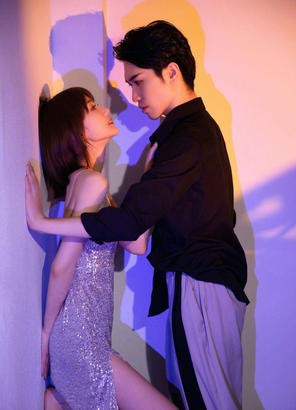 吊带亮片裙大秀身材,陈翔看了要后悔_舞台_短裙_穿着