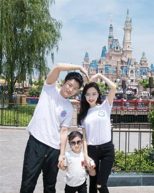 李小璐带甜馨玩滑板,脏辫鸭舌帽好嘻哈,有皮几万的影子_贾乃亮_穿着
