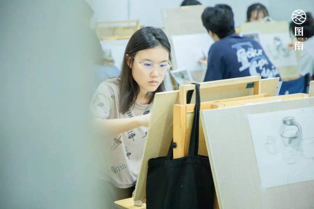 填写好报道信息,将图南绿的校牌挂在脖子上,与以往