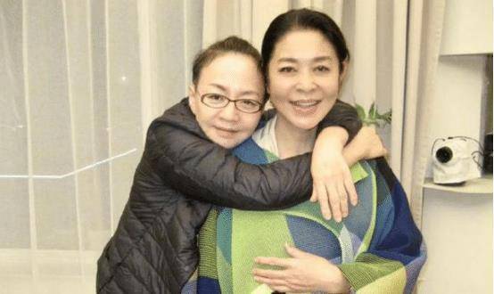 宋丹丹倪萍终于恢复从前友情,一起参加王琳家的聚会,亲密相拥