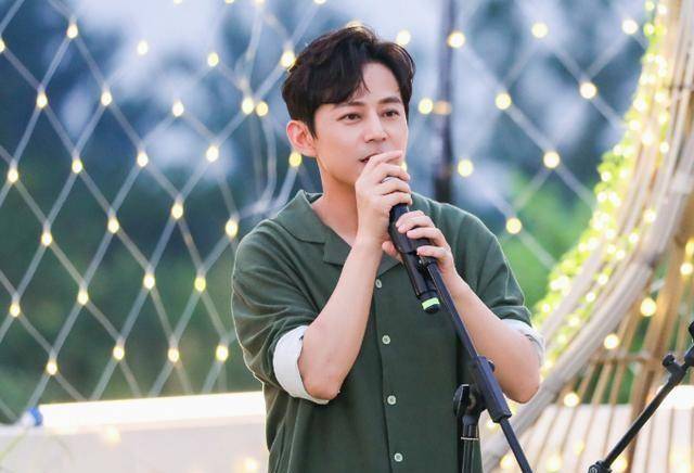 何炅与男性友人蹦迪?