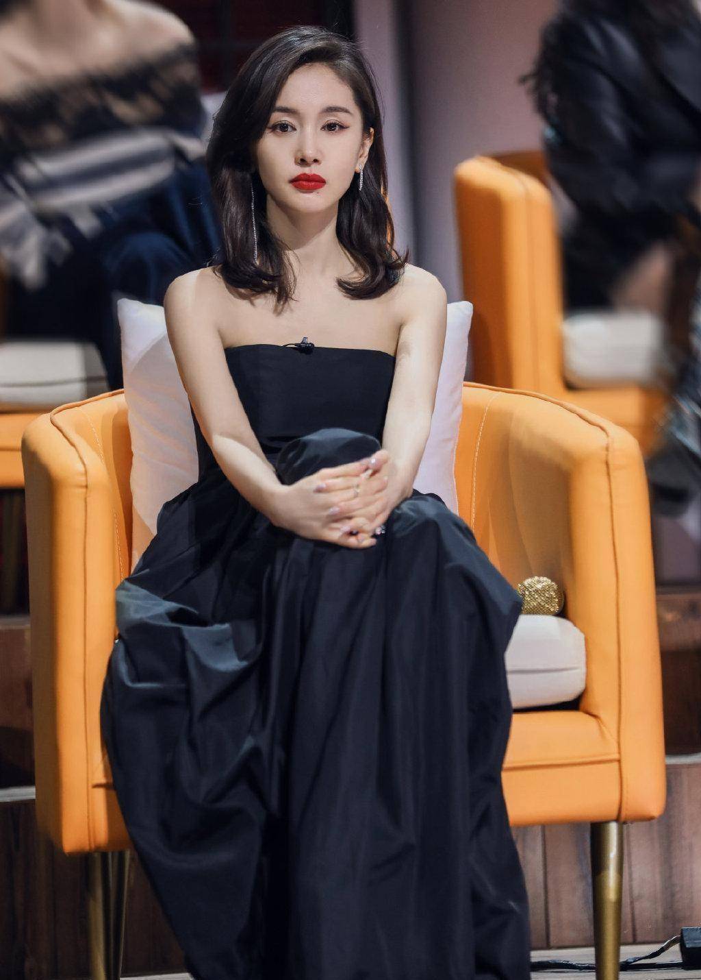 在选择黑色服装的时候,可以借鉴一些女明星或者时尚达人们的穿搭造型