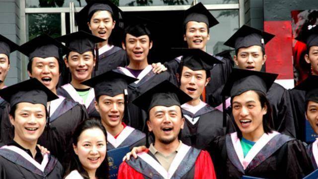 罗晋在北电的生活,与同学聚餐穿着很随意,戴着帽子用左手抽烟_朱亚文