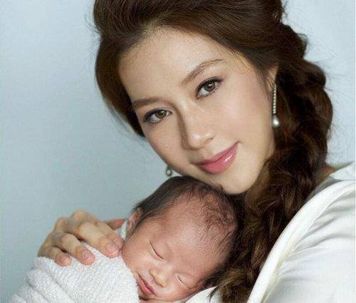 而李嘉诚能花那么多钱娶老婆,可见他对徐子淇的痴情.