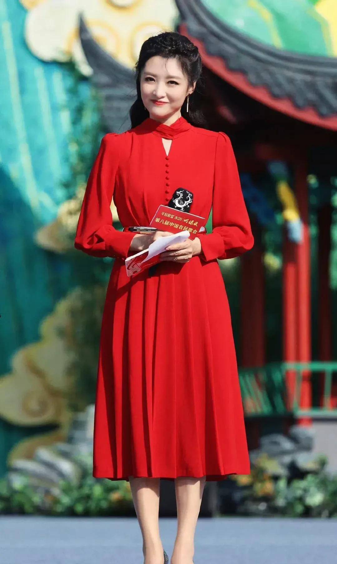 周涛真绝了,公主编发配红裙又甜又俏,不愧是最美电视一姐_高跟鞋_红色