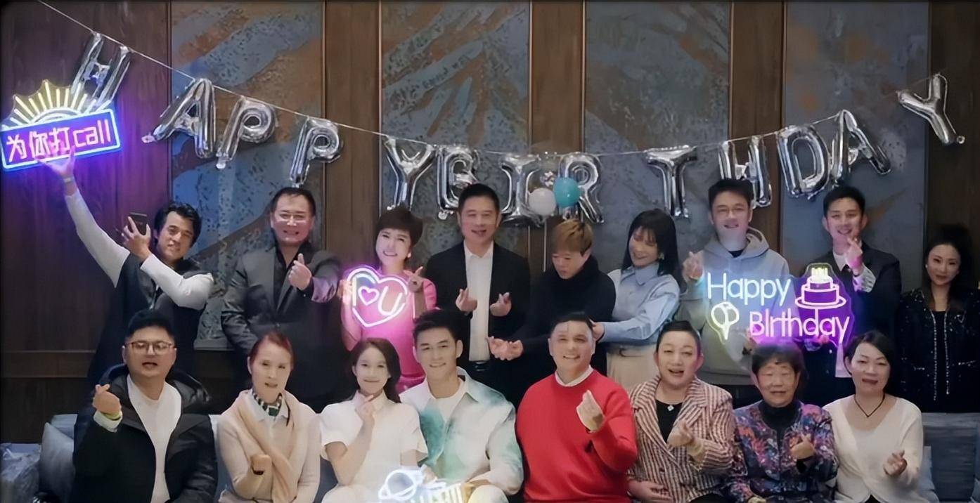 包括张豆豆与孙杨家人合照的时候,张豆豆还主动挽着婆婆的胳膊,也让不