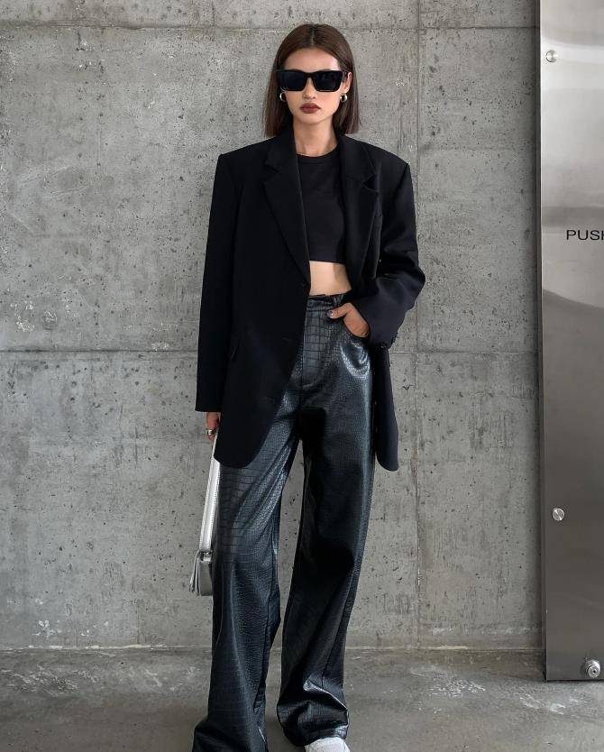 比如说你在搭配同样黑色的单品时,单品的选择在背心,短款上衣这种具有