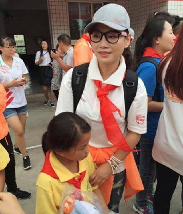 68岁唐国强与李宜娟合影,端妃欲挽胳膊遭嫌弃推开_女子_低调_老公