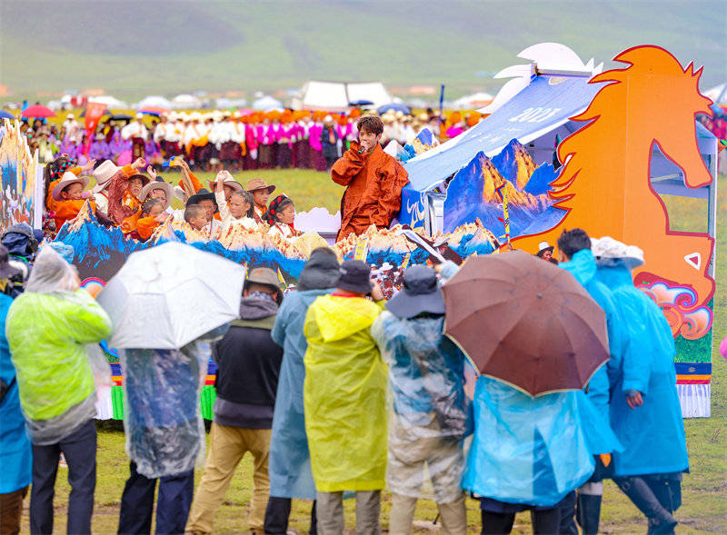 2023天空之城·理塘"八·一"赛马会开幕_马背_尼玛_洛绒