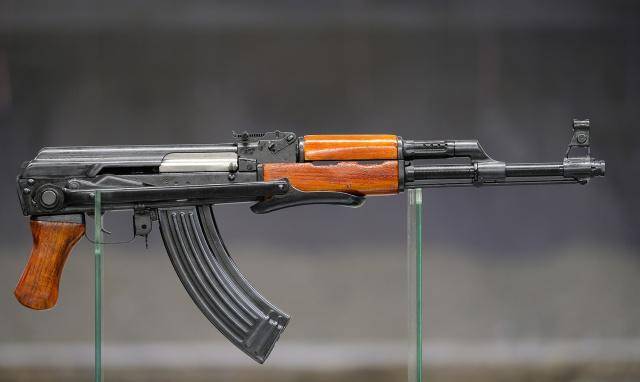 被ak47和巴雷特打中后还有活命的可能吗?