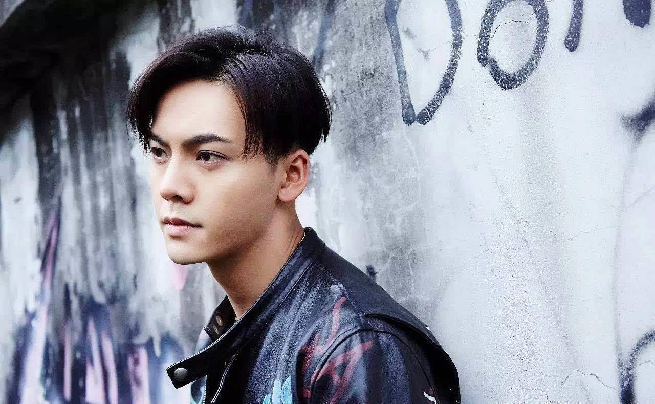 易烊千玺属于耐看脸,他的证件照也是一眼就觉得很