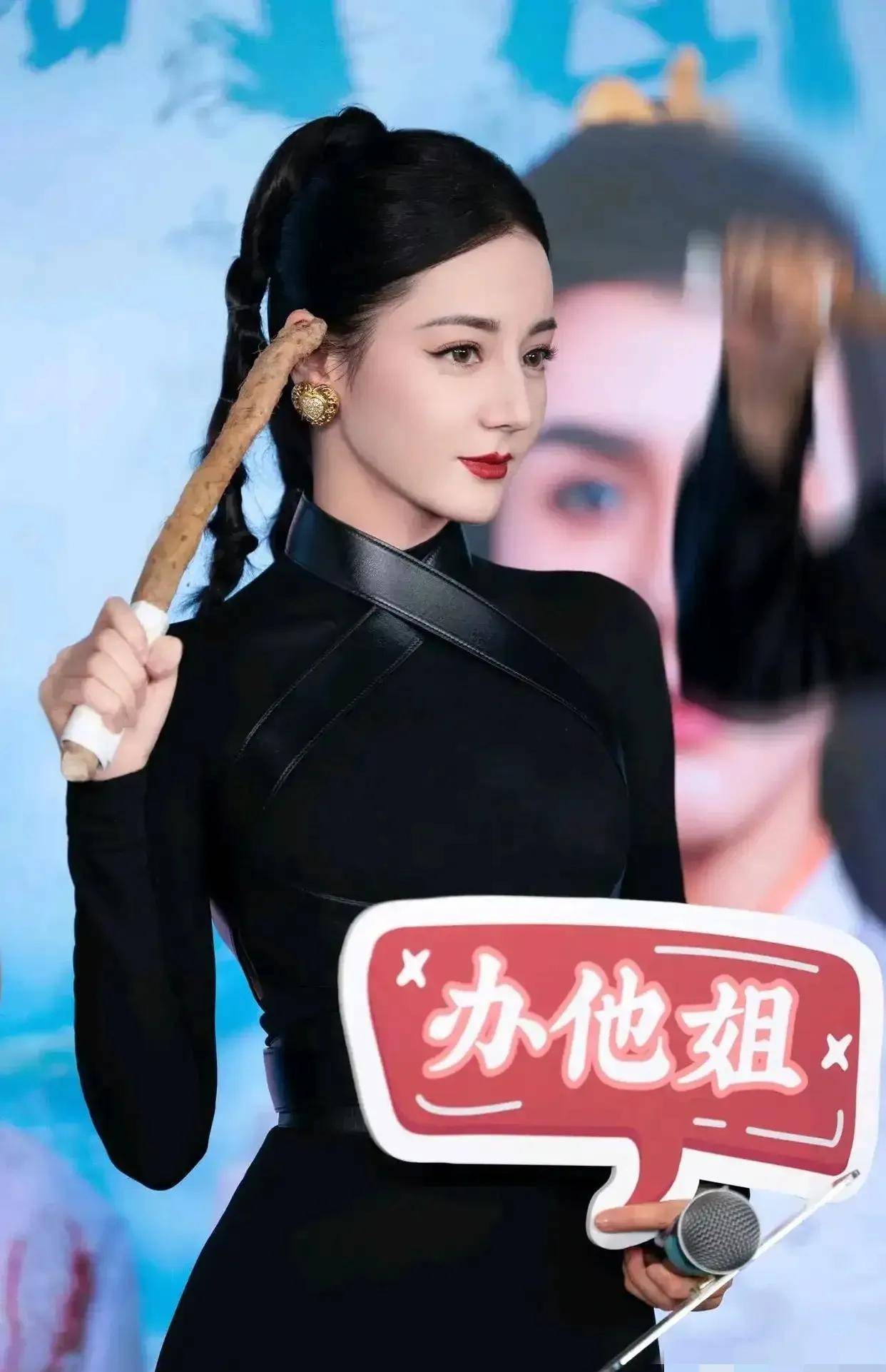 迪丽热巴黑色紧身裙魅力爆棚,倾城姿态惊艳全场_时尚_臀部_比例