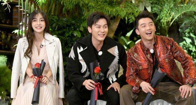 录制当天,老成员baby,李晨和郑恺,一人手里拿了一只玫瑰