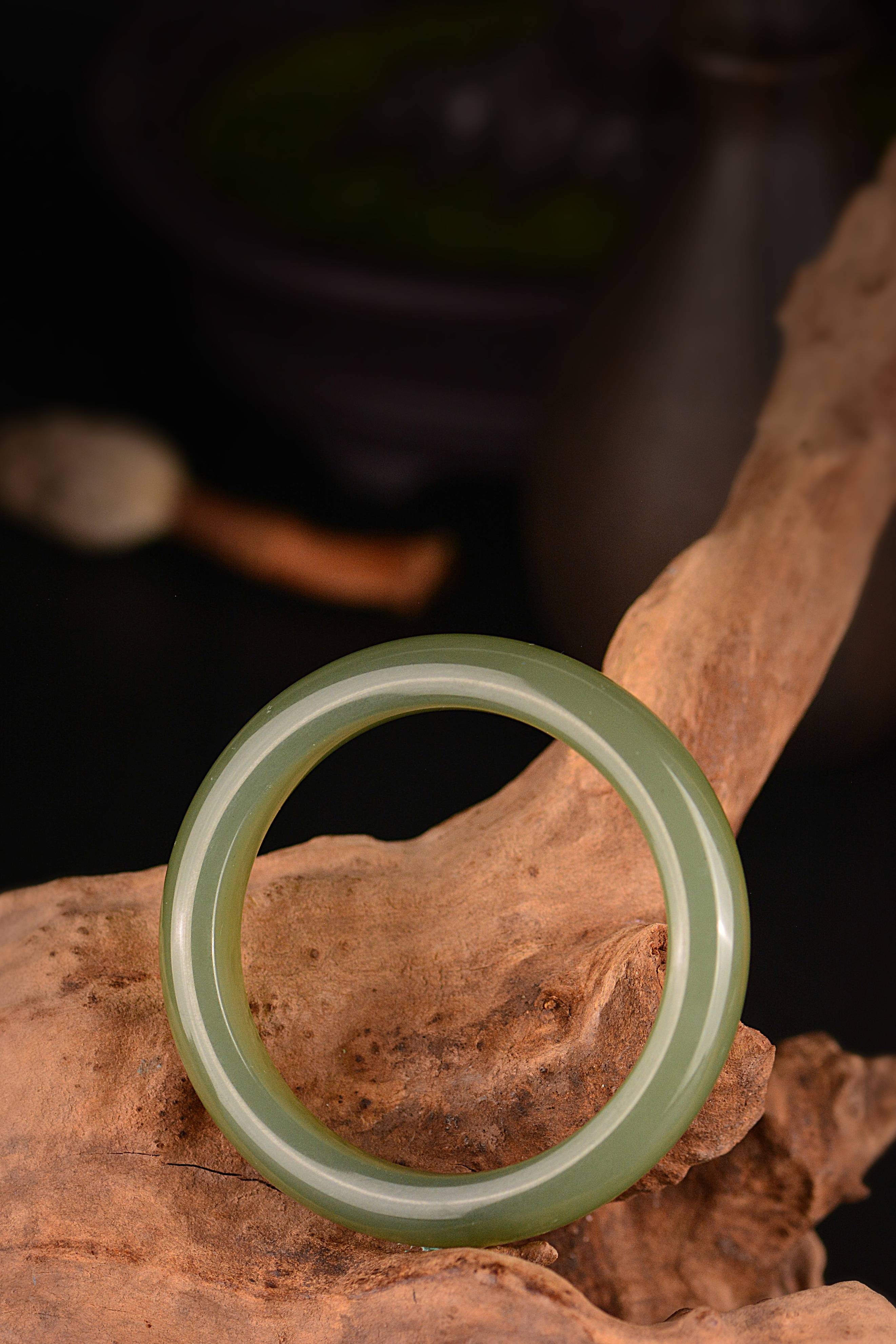 碧水沁和田玉|碧波荡漾,绿水微澜_颜色_价格_市场追捧