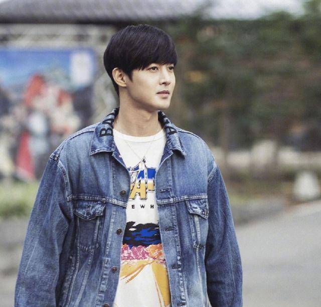 前ss501成员韩国歌手金贤重和前女友崔小姐撕的可谓是天翻地覆.