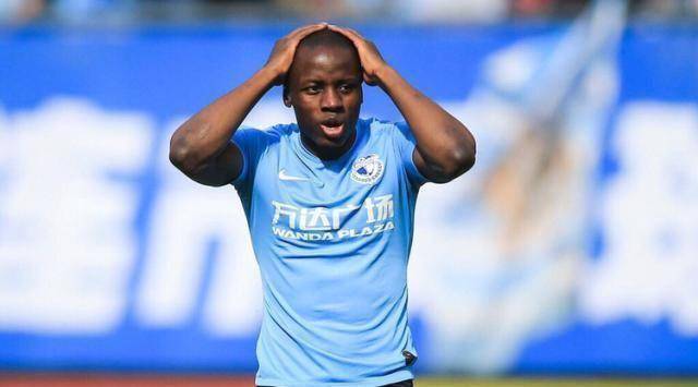 一方外援感恩回馈,送老乡大连球衣和饮料,这样的外援还有俩_博阿滕