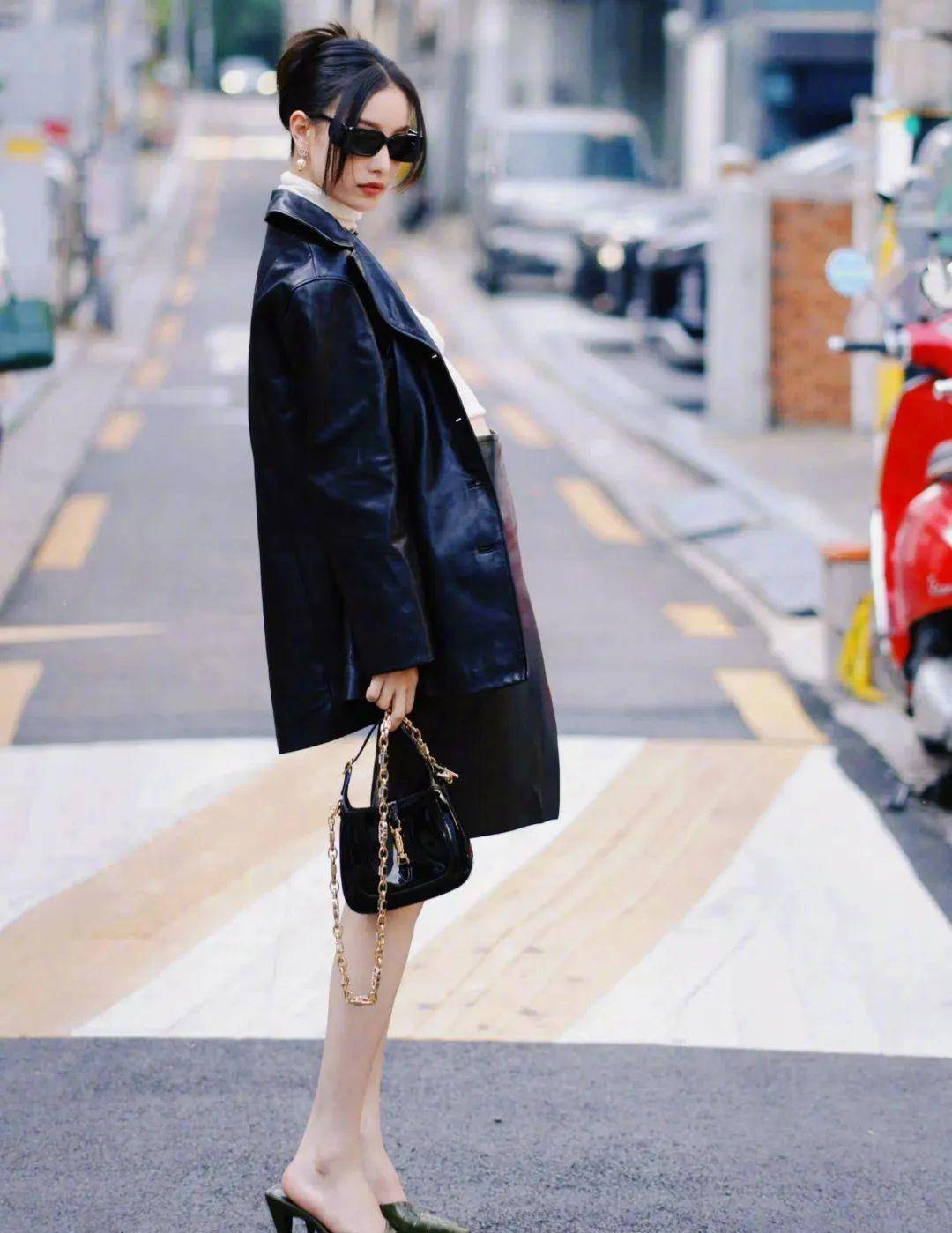 倪妮现身国外街头摆拍,露腰紧身衣配皮裤短裙,时尚万种又迷人_气质
