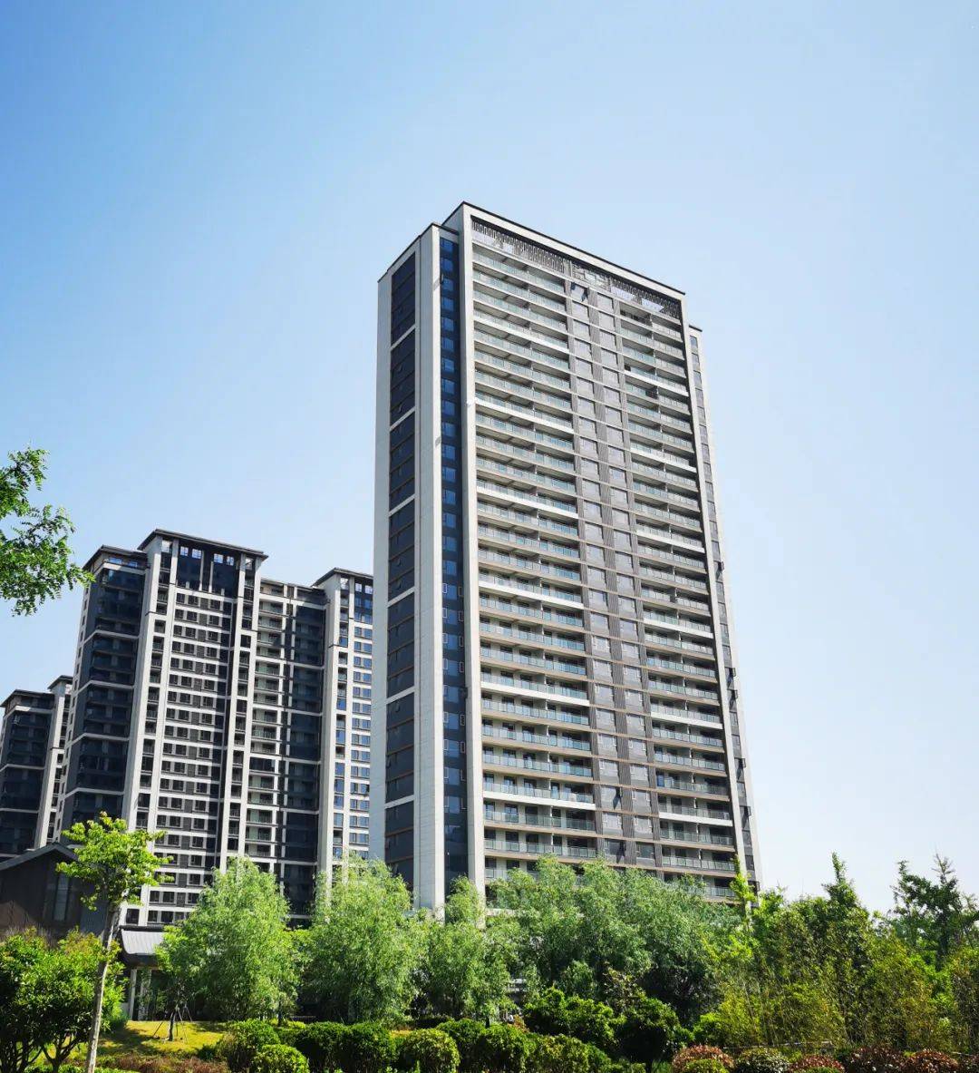 亚新大梁府·云上盛装交付!实力亚新持续兑现美好_品质_生活_实景图