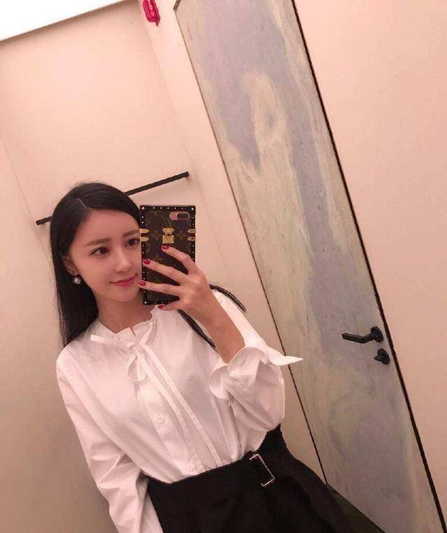 潘玮柏否认结婚,却带火了绯闻空姐女友,素颜自拍果然是天生丽质