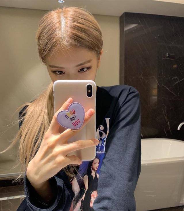 朴彩英罕见单马尾造型,黑色t恤加芭比粉裙,没刘海更加少女了!