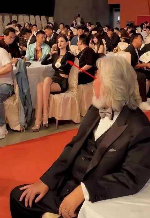 活动现场吴春怡火了!网友:盯到人家尴尬_男人_身材_作品