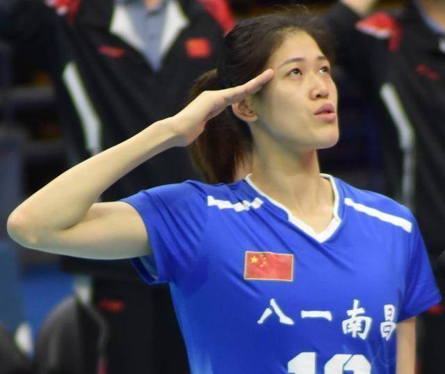 女排超新星敬军礼照片出炉,英姿飒爽帅气逼人_八一女排_李盈_比赛