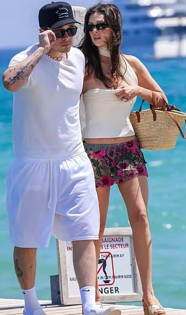 原创:贝克汉姆大儿子与白富美老婆现身国外,纹身抢眼,凸显婚后幸福肥