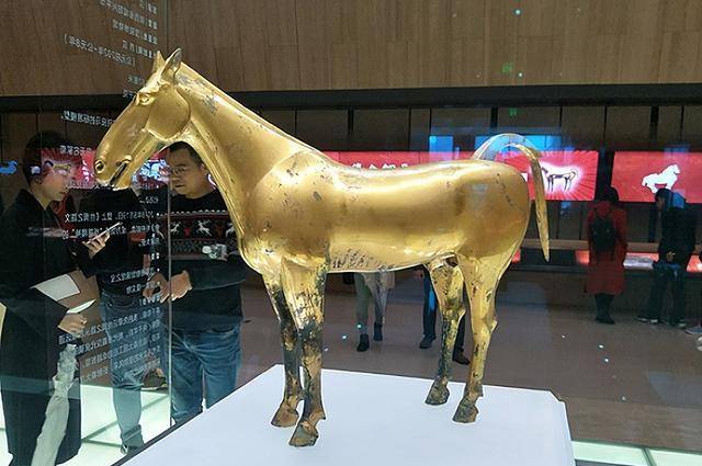 1981年,陕西一位农民在田里干活时挖到一个大金马,后来咋样了?