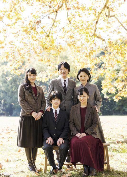 日本德仁天皇弟弟55岁生日,全家福纪子妃笑得甜,悠仁王子成主角_公主