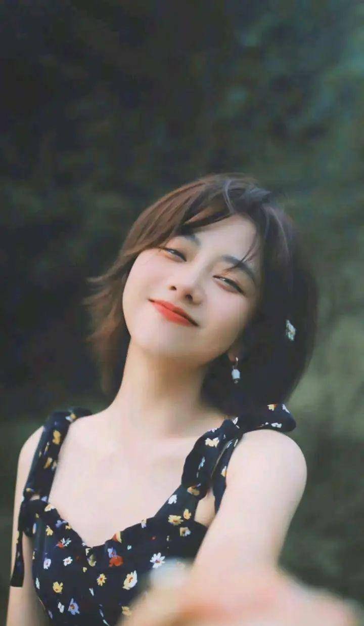 33岁的谭松韵身穿碎花小黑裙,温柔甜美的少女模样,完全看不出真实年龄