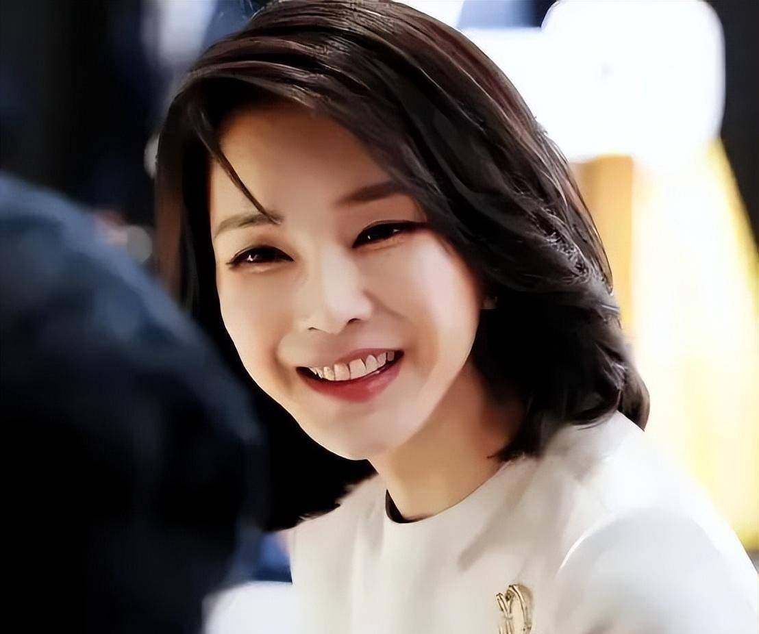 国外第一夫人金建希:50岁年轻,衣着时尚,时尚优雅_女性_衣服_西装