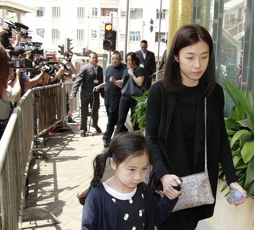 香港女首富现身大凉山,为山区孩子捐1800万_甘比点_刘銮雄_女儿