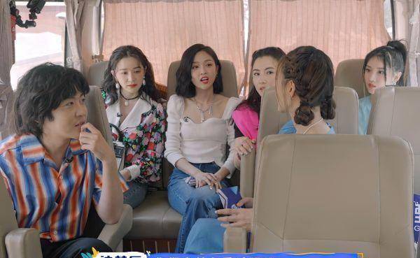 沈梦辰当众卸妆,擦掉粉底和眼线后皮肤不黑,但肤质却令人震惊_生活