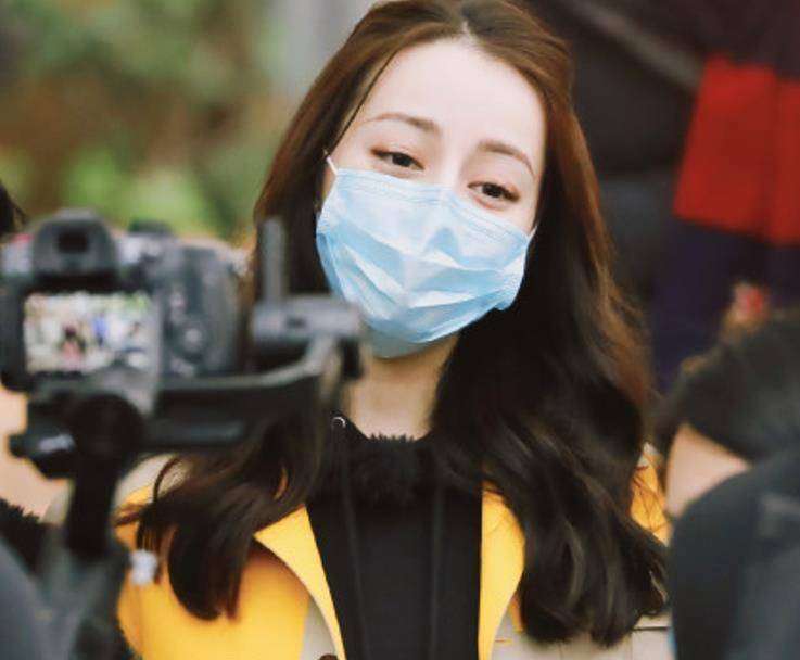 我们常见的戴口罩方式,应该就是只戴一个口罩,而迪丽热巴则是一下带了