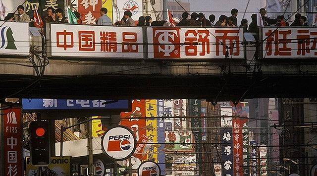 车水马龙川流不息,已经有百事可乐的广告牌出现了1986年,颐和园,热恋