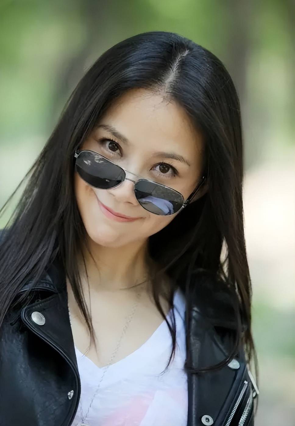 这与何琳作为演员的职业背景相得益彰