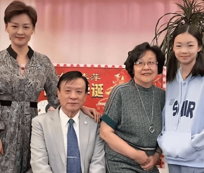 钢条穿透脚掌鲜血直流,女儿举动引人称赞_李小萌_网友_妈妈