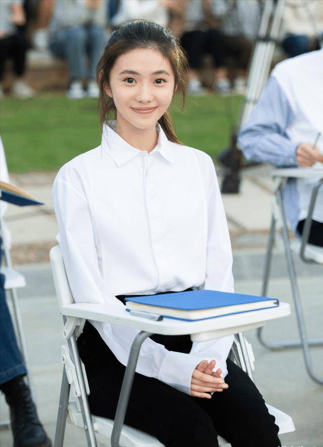 从视频中可以看出,刘浩存打扮十分清纯可爱,扎着丸子头,穿着一件灰色