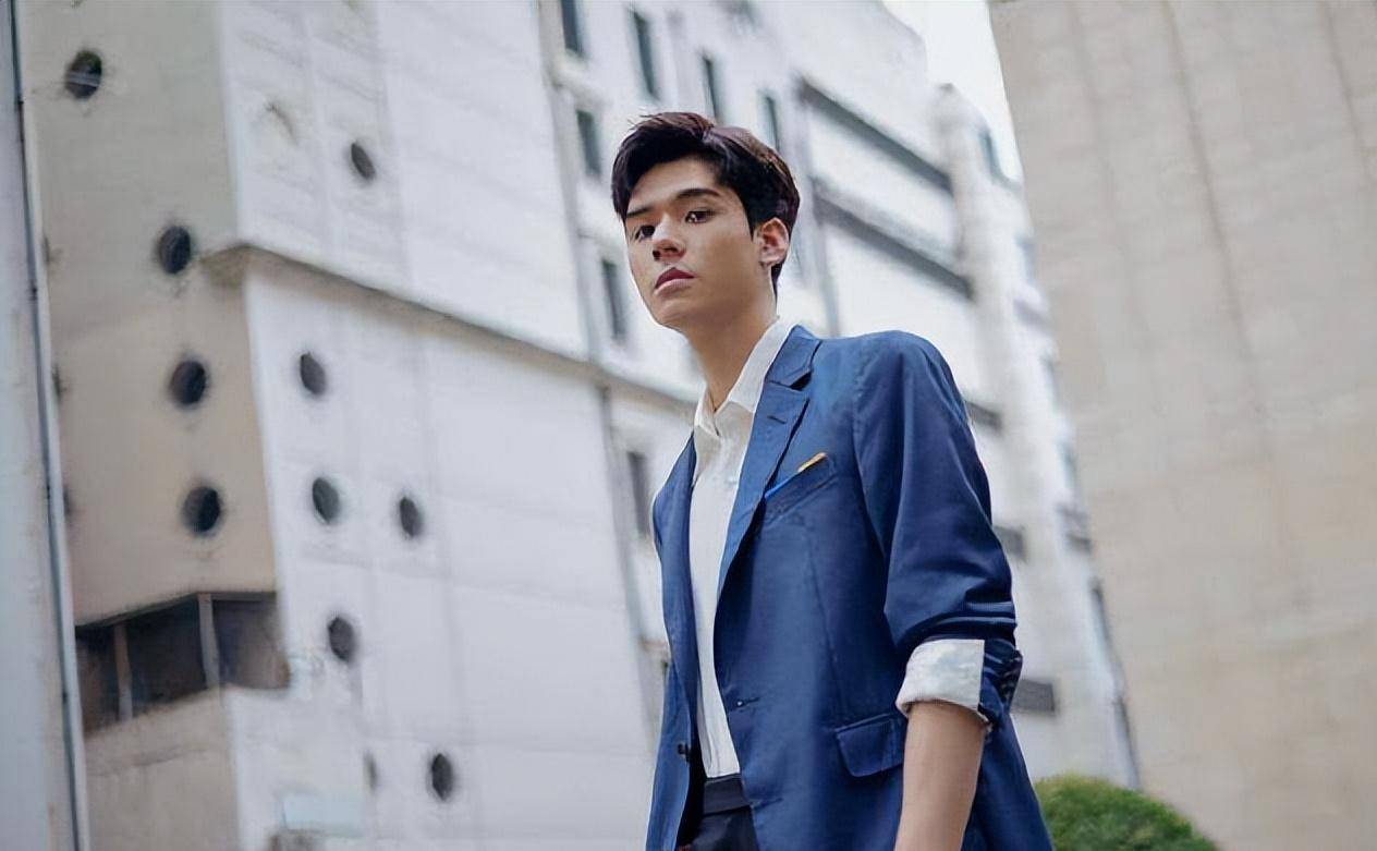 近期也是接连上映了龚俊的多部偶像剧,大家的反响也都不错,在龚俊出道