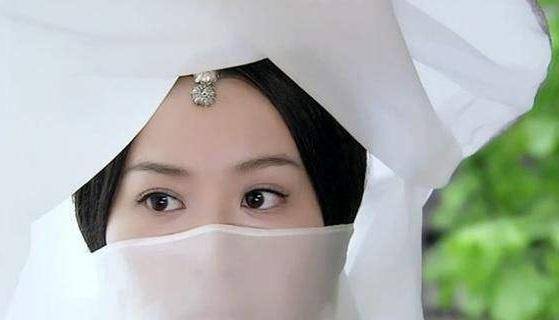 其实,在正史当中,并没有黄月英的记载,《三国演义》当中的描写,并不