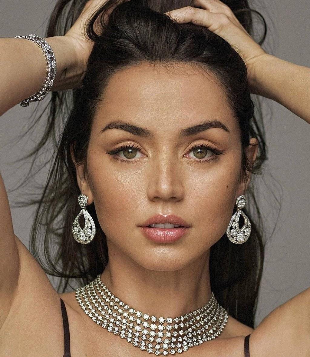 近日,古巴著名女演员安娜·阿玛斯发布了多组充满魅力的美照.